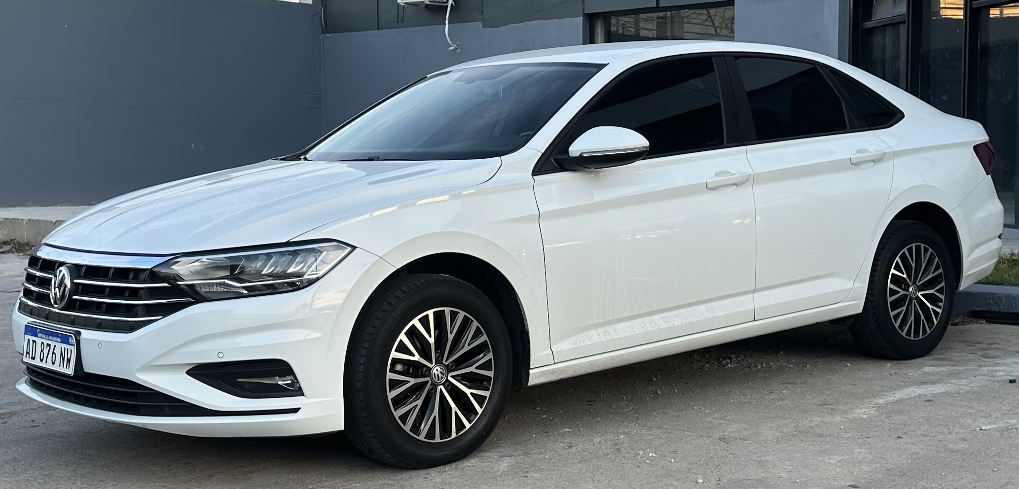 Vehículo 09 - VW VENTO 1.4T COMFORTLINE AT